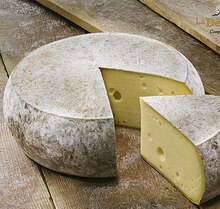 Tomme de montagne La Pointe Percée - Casino Supermarchés à Neuilly-sur-Seine Tomme de montagne La Pointe Percée en promo chez Casino Supermarchés Neuilly-sur-Seine à 14,90 €
