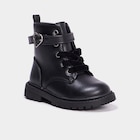Promo Boots crantées avec boucles coeur noir bébé fille à 14,99 € dans le catalogue La Halle à Trégomar