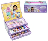 Promo Gabby Et La Maison Magique - Mallette Set Papeterie Coloriage De Sidj Pour Enfant - Jouet D'imitation à 19,99 € dans le catalogue JouéClub à Limoges