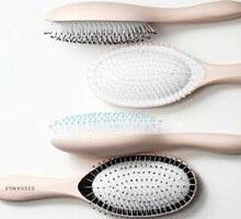 Monoprix Gleizé - Brosse démêlante soin charbon Promo Brosse démêlante soin charbon dans le catalogue Monoprix "Pour partir en week‑end, comptez 10 minutes de cuisson." à Gleizé
