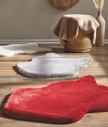 XXXLutz Möbelhäuser Lahstedt - Schaffell-Imitat „Luna“ Schaffell-Imitat „Luna“ Angebot bei XXXLutz Möbelhäuser Lahstedt im Prospekt "75 Jahre XXXLutz"