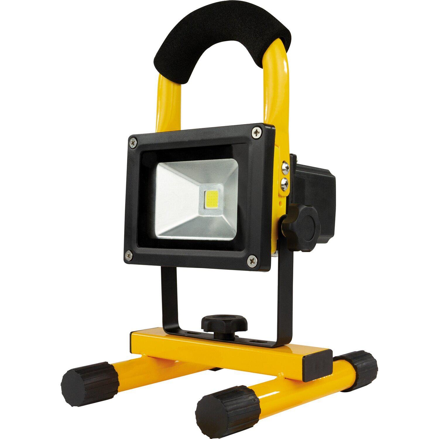 OBI Templin - REV Ritter LED-Baustrahler mit Akku Spot 7 W, 600 lm, 6000 K Schwarz-Gelb REV Ritter LED-Baustrahler mit Akku Spot 7 W, 600 lm, 6000 K Schwarz-Gelb Angebot bei OBI Templin im Prospekt INNENAUSBAU