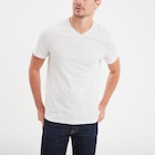 T-shirt droit col V ecru homme en promo chez La Halle T-shirt droit col V ecru homme dans le catalogue La Halle