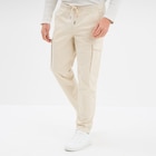 Pantalon cargo taille élastiquée beige homme en promo chez La Halle Pantalon cargo taille élastiquée beige homme dans le catalogue La Halle
