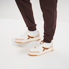 Tennis basses à lacets semelle plate marron clair homme - La Halle Tennis basses à lacets semelle plate marron clair homme à 34,99 € dans le catalogue La Halle