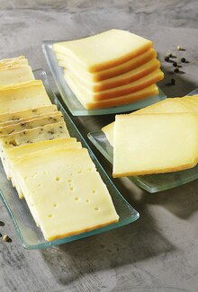 Fromage À Barbecue - Géant Casino Fromage À Barbecue à 13,90 € dans le catalogue Géant Casino "Maxi lot, maxi éco"