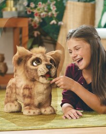 SPIELZEUG-RING Mühldorf - Brüllender Simba Brüllender Simba Angebot bei SPIELZEUG-RING Mühldorf im Prospekt "Unsere Geschenk-Tipps für Weihnachten"
