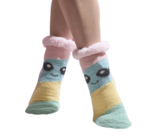 Paire de chaussettes anti-dérapantes Sherpa Kawaii en promo chez Maxi Bazar Paire de chaussettes anti-dérapantes Sherpa Kawaii dans le catalogue Maxi Bazar