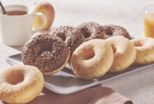 Carrefour Villeneuve-Saint-Georges - Assortiment de 8 donuts Promo Assortiment de 8 donuts dans le catalogue Carrefour "Le mois carrefour" à Villeneuve-Saint-Georges