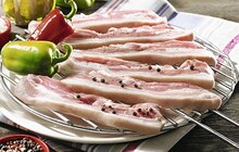 Casino Supermarchés Schlierbach - Porc poitrine tranchée à griller avec os Promo Porc poitrine tranchée à griller avec os dans le catalogue Casino Supermarchés "Big bons plans de l'été" à Schlierbach