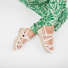 Sandales compensées brides croisées blanc femme en promo chez La Halle Sandales compensées brides croisées blanc femme dans le catalogue La Halle