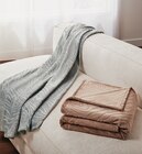 Plaid flanelle a relief - Super U à Calais Plaid flanelle a relief en promo chez Super U Calais à 9,03 €
