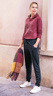 Ernstings family Bergheim - Schal, Strickpullover oder Jogpants Schal, Strickpullover oder Jogpants Angebot bei Ernstings family Bergheim im Prospekt "So schön ist September."