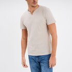 Promo T-shirt manches courtes col tunisien gris clair homme à 4,49 € dans le catalogue La Halle à Castres