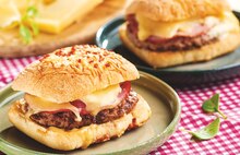 Carrefour Market Puygouzon - Burger montagnard Promo Burger montagnard dans le catalogue Carrefour Market "Maintenant et moins cher !" à Puygouzon