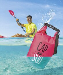 Géant Casino Toulouse - Sac de protection flottant 10 L Promo Sac de protection flottant 10 L dans le catalogue Géant Casino "Bonne fête Maman" à Toulouse