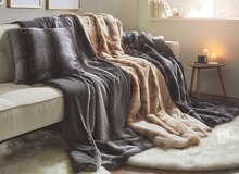 XXXLutz Möbelhäuser Lahstedt - Wohndecke oder Kissenhülle in Felloptik Wohndecke oder Kissenhülle in Felloptik Angebot bei XXXLutz Möbelhäuser Lahstedt im Prospekt "75 Jahre XXXLutz"