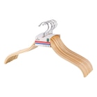 Cintres en bois anti-glisse - CARREFOUR HOME en promo chez Carrefour Cintres en bois anti-glisse - CARREFOUR HOME dans le catalogue Carrefour