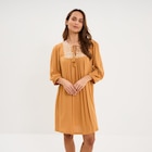 Robe fluide brodée manches 3/4 jaune moutarde femme à 20,99 € dans le catalogue La Halle