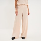 Pantalon effet gaufré fluide beige femme en promo chez La Halle Villeurbanne à 19,99 €
