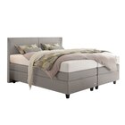 Aktuelles Stoff 06050 dunkelgrau Liegefläche ca. 180x200 cm.  Ein Bett mit einzigartigem, beruhigtem QLX-Boxspring-Schlafkomfort durch die außergewöhnliche, belüftete Dämpfungszone, die Schwingungen eliminiert und somit ein ruhiges Ein- und Durchschlafen gewährleistet. Besonderes Highlight ist die 2-teilige, motorische Verstellung des Boxspring-Unterbau, der es Ihnen ermöglicht eine individuelle Liegeposition einzustellen. Produkteigenschaften: Boxspring-Unterbau mit motorischer Verstellung 2-teilig und 4 Schlafkomfortebenen 2x 90x200 cm Kopfteil gerade mit mittiger Cacharelnaht 1x Matratze, 7-Zonen-Tonnentaschenfederkern, Härte 2, ca. 90x200 cm 1x Matratze, 7-Zonen-Tonnentaschenfederkern, Härte 3, ca. 90x200 cm Fuß Paar S schwarz OHNE Tagesdecke OHNE Kissen Hinwies: in diesem Bett sind Matratzen mit unterschiedliche Härtegraden H2 (mittel) und H3 (fest) enthalten.  Weitere Kombinationen, Bezugs- sowie Ausstattungsvarianten sind im Einrichtungshaus wählbar. Unsere MitarbeiterInnen beraten Sie gerne vor Ort. Angebot bei Möbel Martin in Trier ab 3.999,00 €