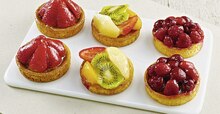 Géant Casino Sigean - Tartelettes assorties fruits frais (2 cocktail + 2 framboises + 1 fraises) Promo Tartelettes assorties fruits frais (2 cocktail + 2 framboises + 1 fraises) dans le catalogue Géant Casino "Le mois Casinomania" à Sigean