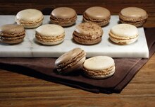Géant Casino L'Isle-Adam - Macarons 3 chocolats Promo Macarons 3 chocolats dans le catalogue Géant Casino "Les semaines du chocolat" à L'Isle-Adam