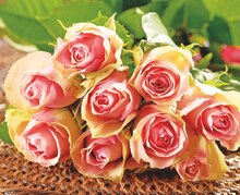 Carrefour Market Balizy - Bouquet de 9 roses Promo Bouquet de 9 roses dans le catalogue Carrefour Market "Maintenant et moins cher !" à Balizy