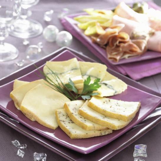 Géant Casino Fontenay-en-Parisis - Plateau Raclette 3 Saveurs Nature, Poivre et Ail des ours 28% mg au lait pasteurisé de Vache Promo Plateau Raclette 3 Saveurs Nature, Poivre et Ail des ours 28% mg au lait pasteurisé de Vache dans le catalogue Géant Casino Votre mois Casinomania à Fontenay-en-Parisis
